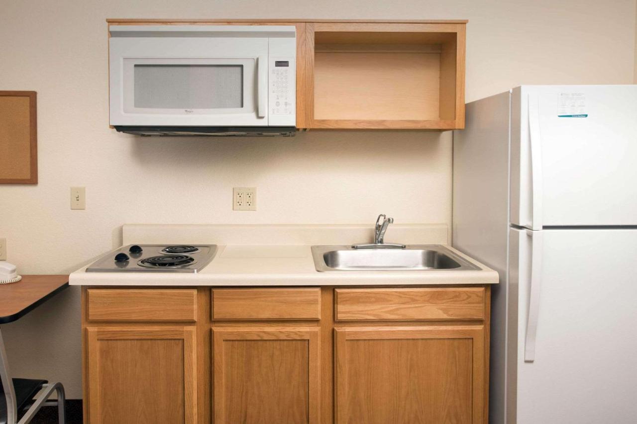 Woodspring Suites Midland Bagian luar foto