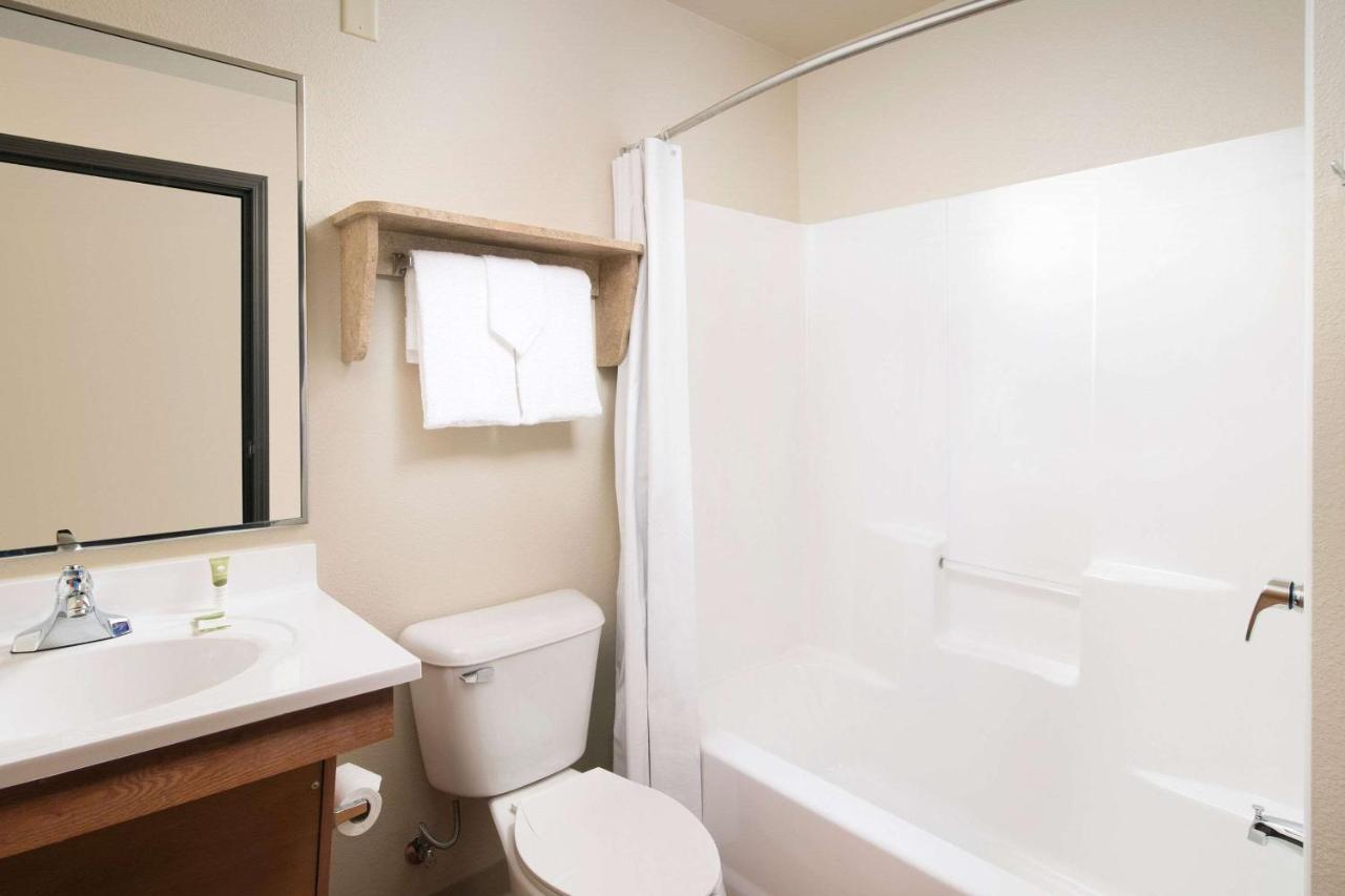 Woodspring Suites Midland Bagian luar foto