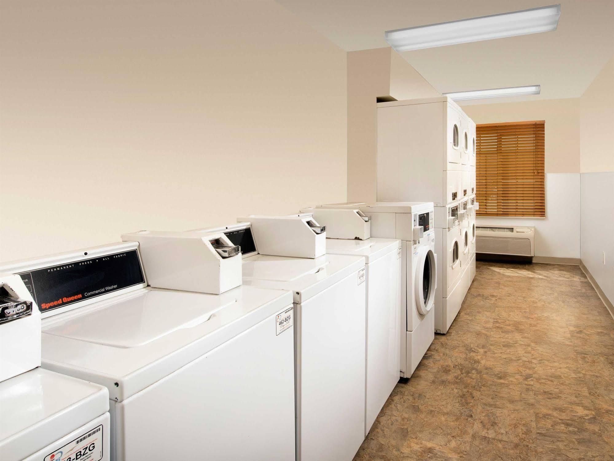 Woodspring Suites Midland Bagian luar foto