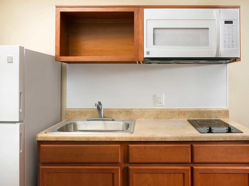 Woodspring Suites Midland Bagian luar foto