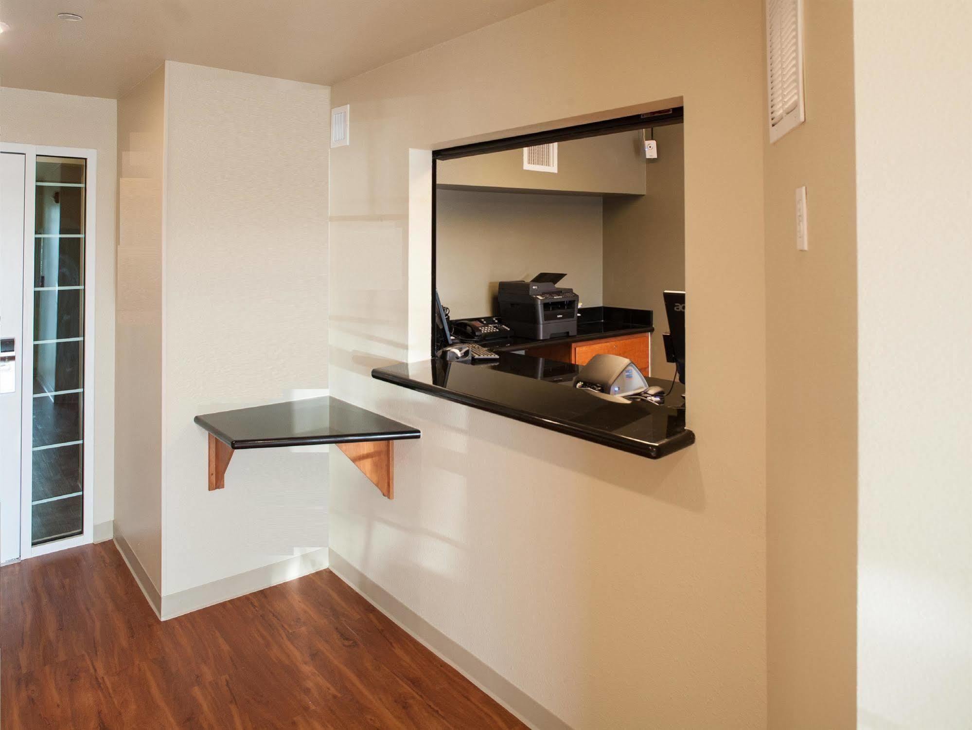 Woodspring Suites Midland Bagian luar foto